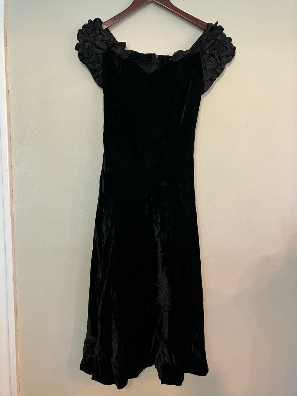 Vintage Moda INT'L Victorian Goth Romance Velvet Velour Ruffle Sleeve Dress